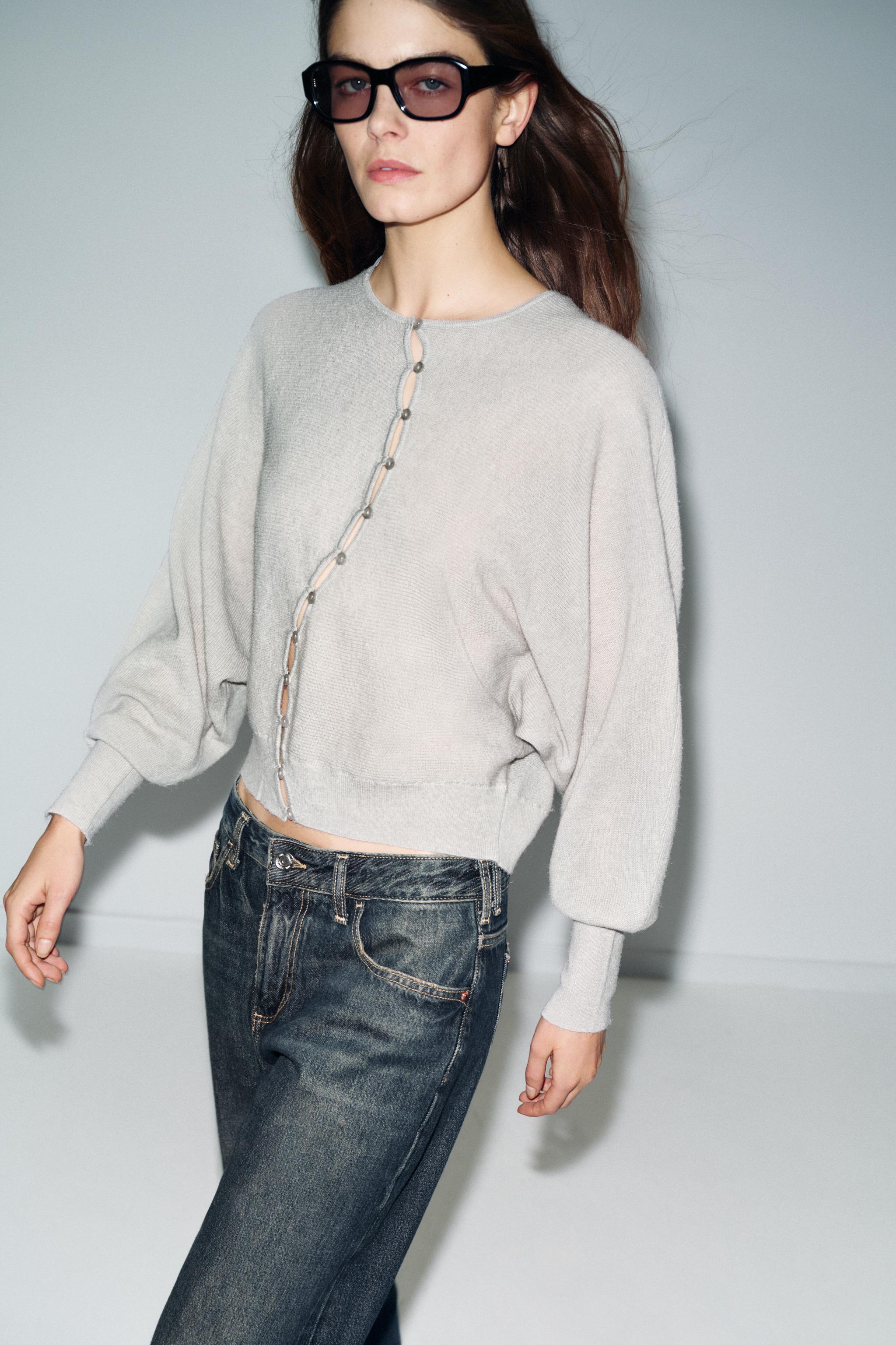 GILET BOUTONNÉ SUR LE CÔTÉ EN MAILLE